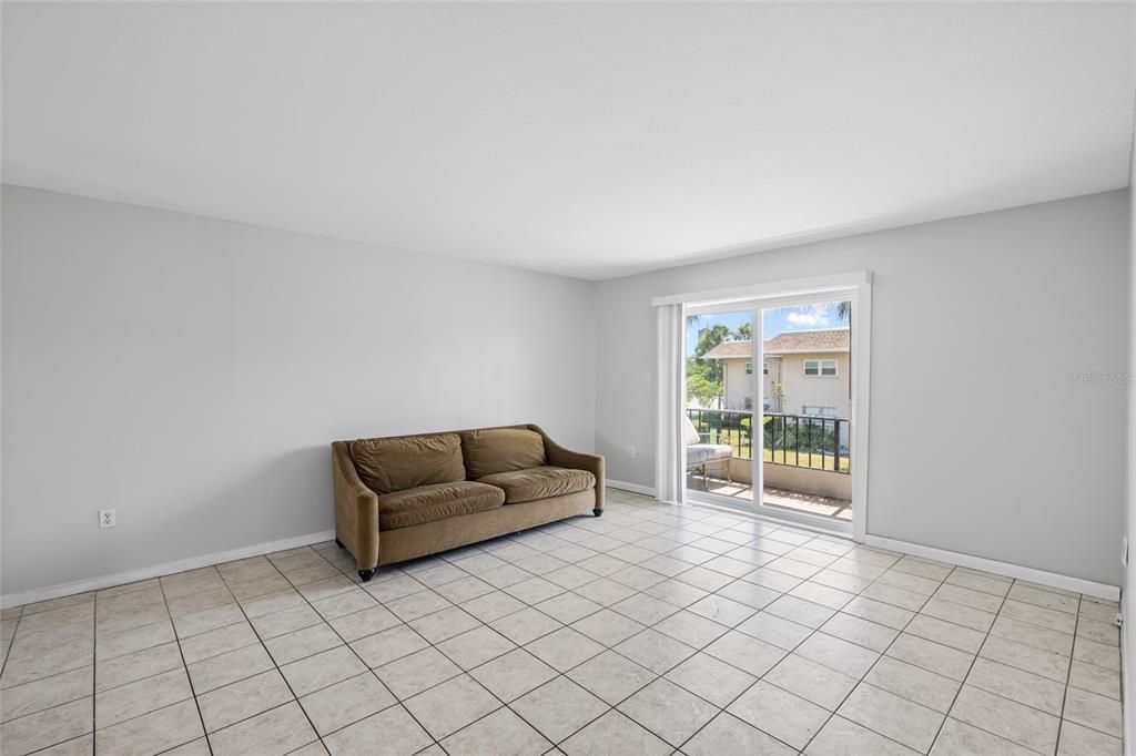 For Sale: $125,000 (2 beds, 1 baths, 925 Square Feet)