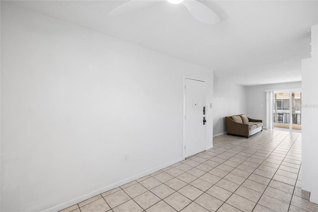 For Sale: $125,000 (2 beds, 1 baths, 925 Square Feet)