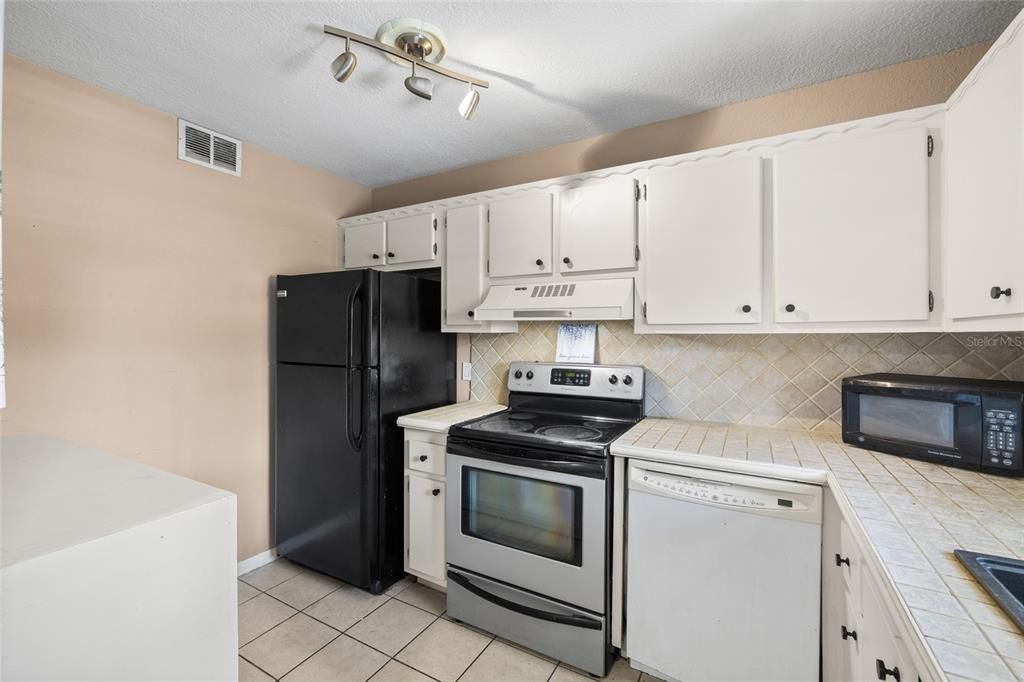 For Sale: $125,000 (2 beds, 1 baths, 925 Square Feet)