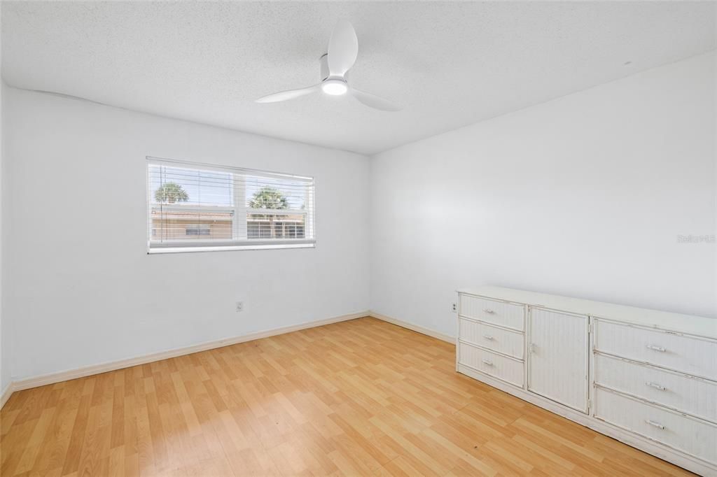 For Sale: $125,000 (2 beds, 1 baths, 925 Square Feet)