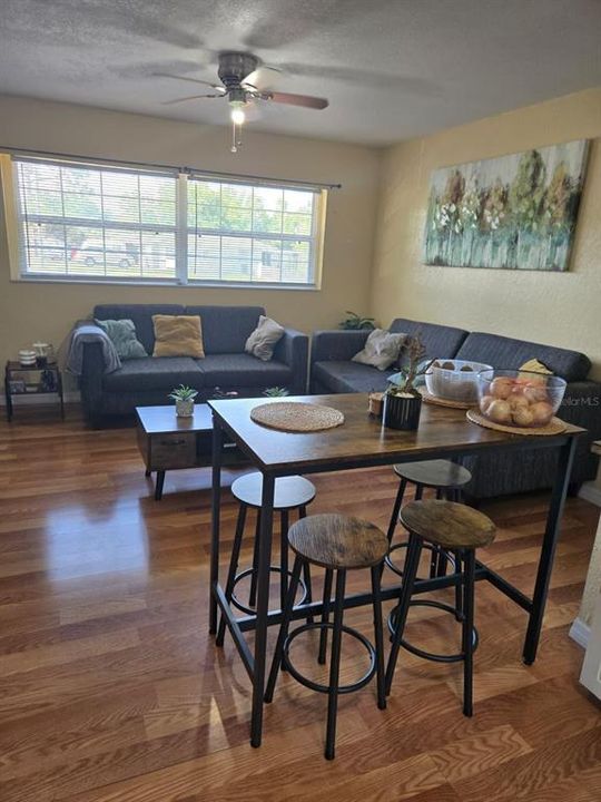 На продажу: $180,990 (2 спален, 1 ванн, 960 Квадратных фут)