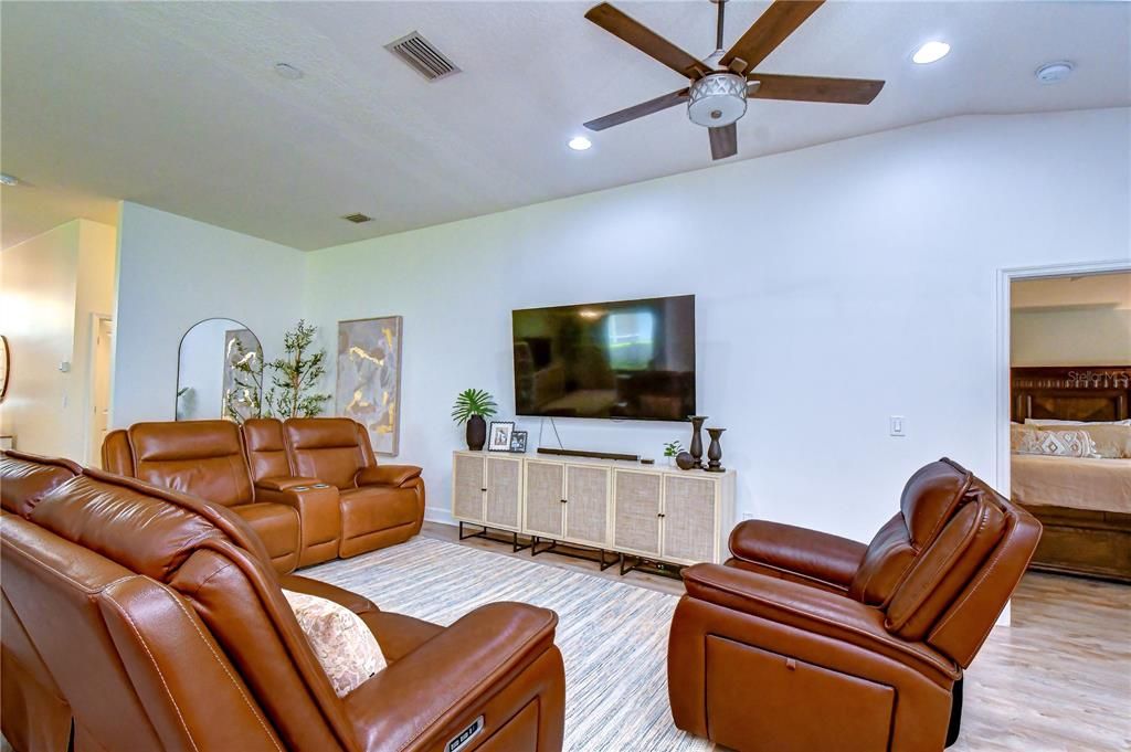 En Venta: $425,000 (4 camas, 2 baños, 2014 Pies cuadrados)