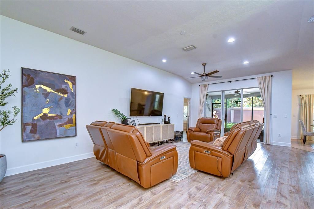 En Venta: $425,000 (4 camas, 2 baños, 2014 Pies cuadrados)