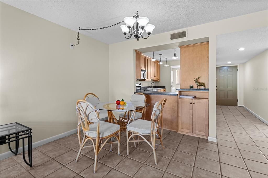 For Sale: $155,000 (2 beds, 2 baths, 1065 Square Feet)
