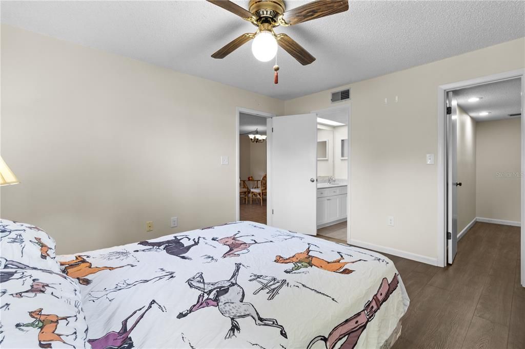 For Sale: $155,000 (2 beds, 2 baths, 1065 Square Feet)