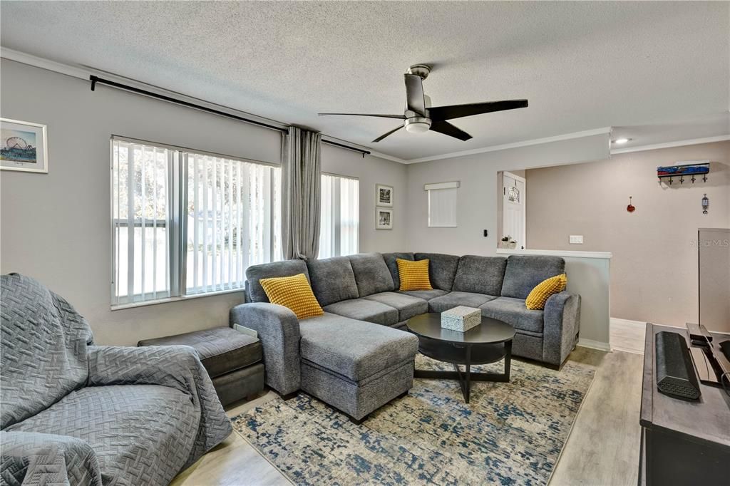 На продажу: $349,999 (3 спален, 2 ванн, 1185 Квадратных фут)