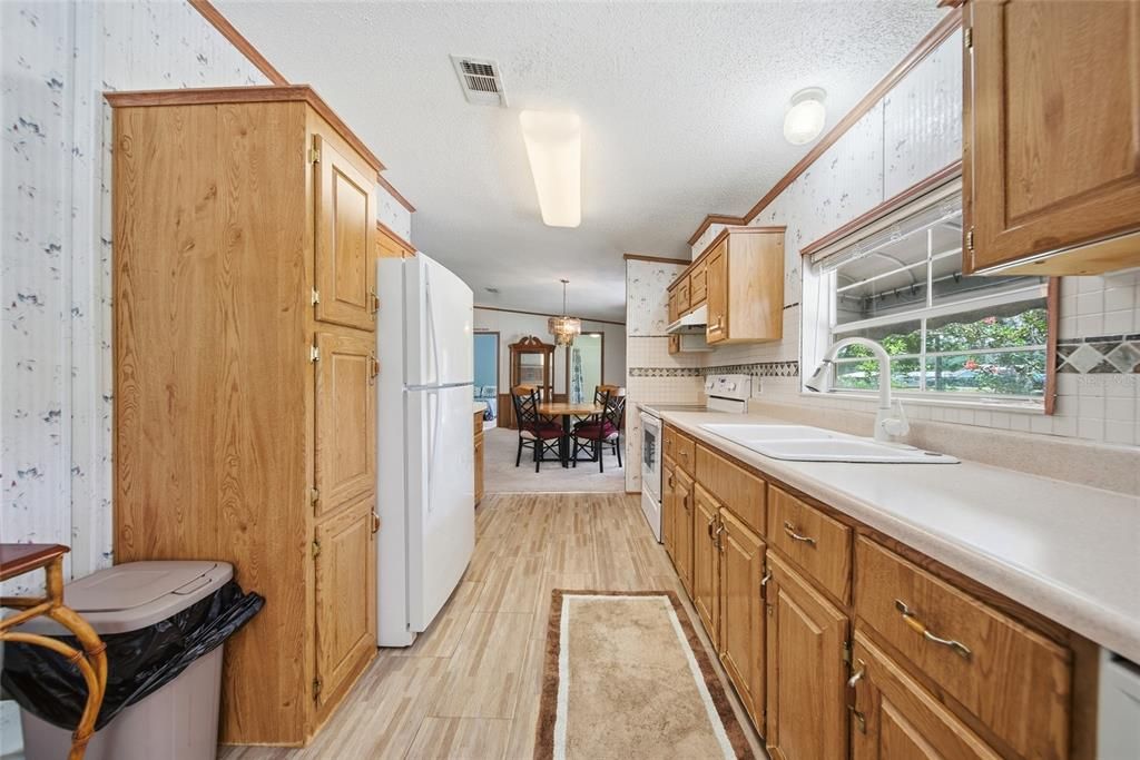 На продажу: $184,999 (2 спален, 2 ванн, 1323 Квадратных фут)