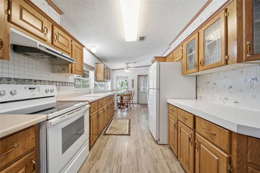 На продажу: $184,999 (2 спален, 2 ванн, 1323 Квадратных фут)