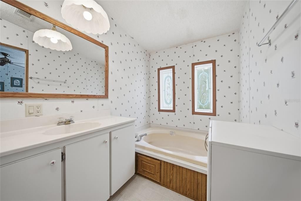 На продажу: $184,999 (2 спален, 2 ванн, 1323 Квадратных фут)