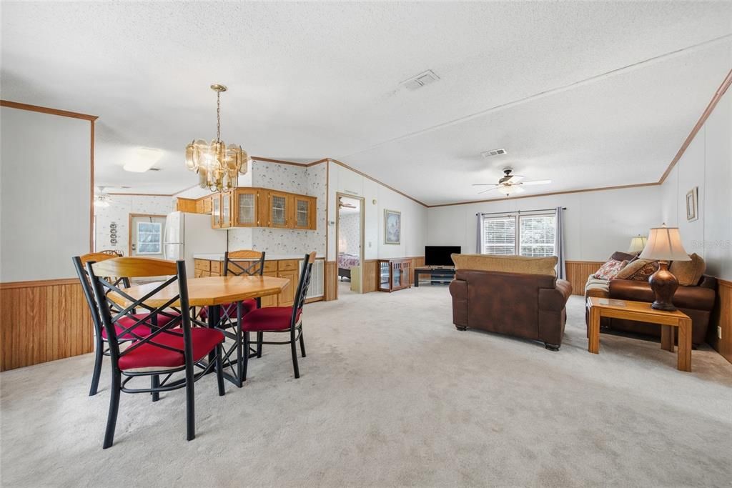 На продажу: $184,999 (2 спален, 2 ванн, 1323 Квадратных фут)