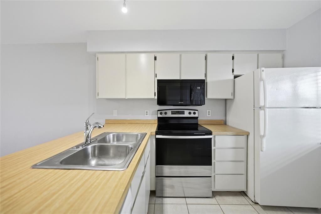 На продажу: $133,000 (2 спален, 2 ванн, 840 Квадратных фут)