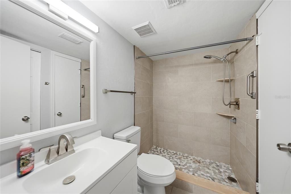 На продажу: $133,000 (2 спален, 2 ванн, 840 Квадратных фут)