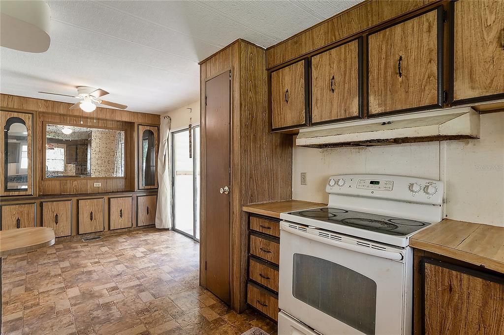 На продажу: $129,999 (2 спален, 2 ванн, 1080 Квадратных фут)
