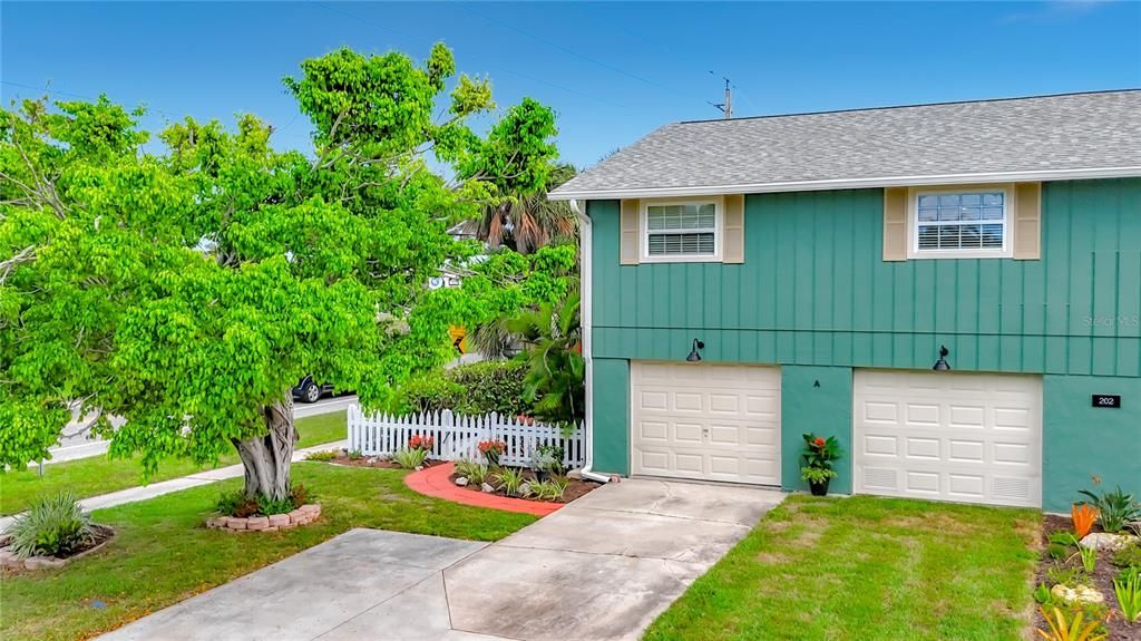For Sale: $775,000 (3 beds, 2 baths, 972 Square Feet)