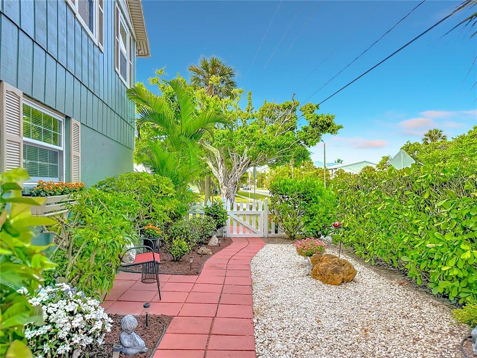 For Sale: $775,000 (3 beds, 2 baths, 972 Square Feet)