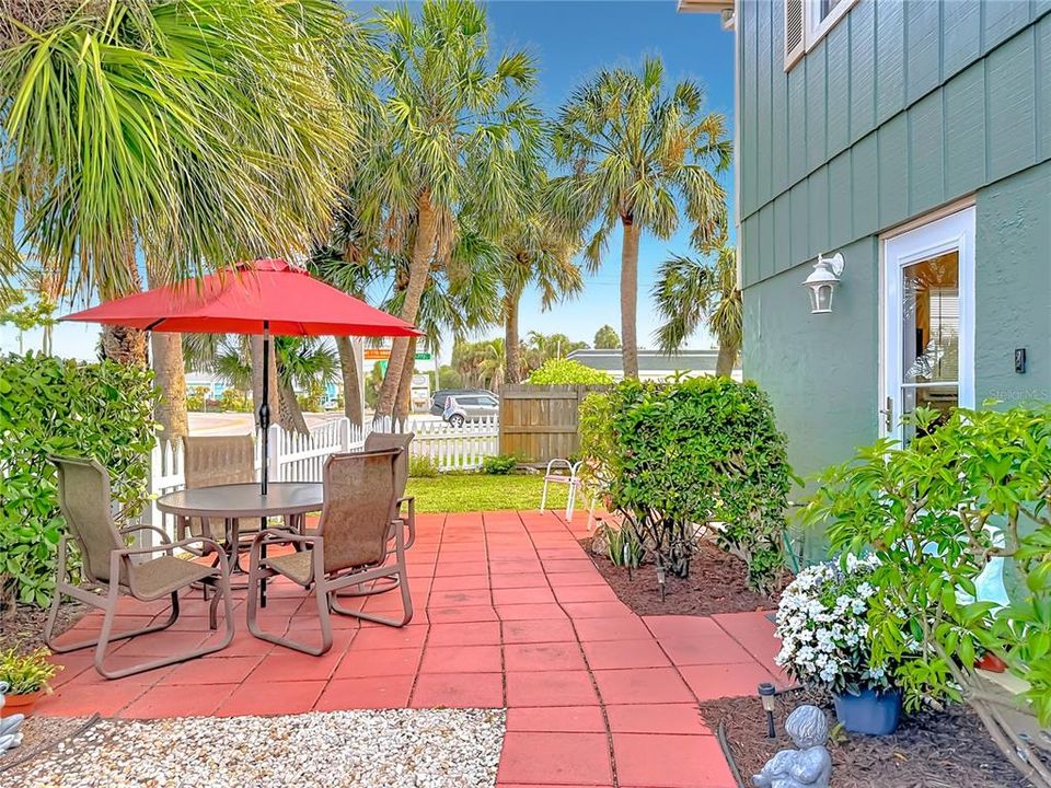 For Sale: $775,000 (3 beds, 2 baths, 972 Square Feet)