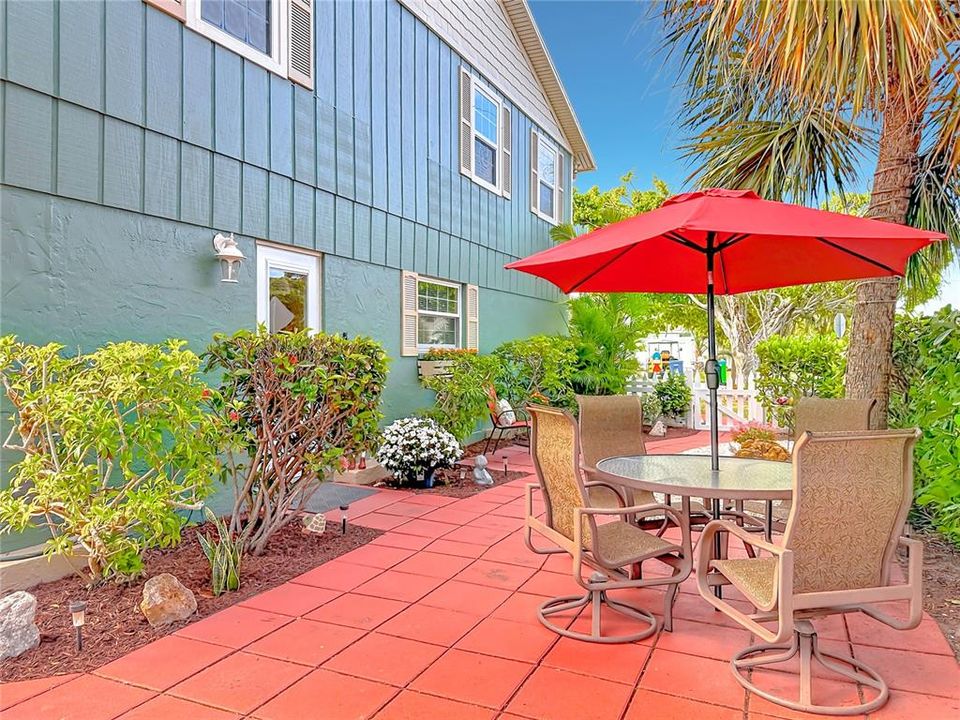 For Sale: $775,000 (3 beds, 2 baths, 972 Square Feet)