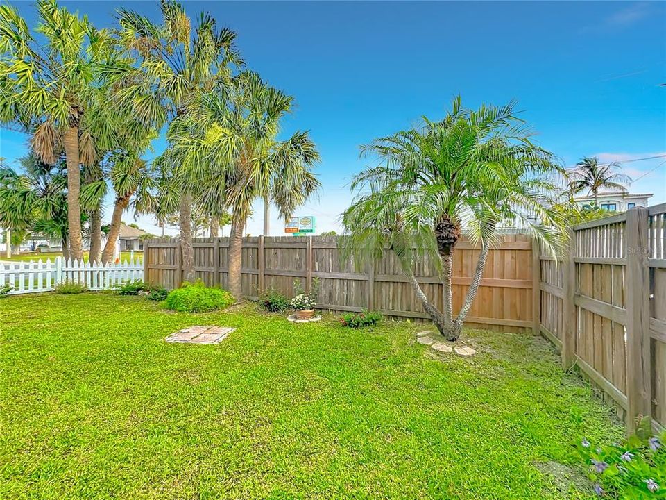 For Sale: $775,000 (3 beds, 2 baths, 972 Square Feet)