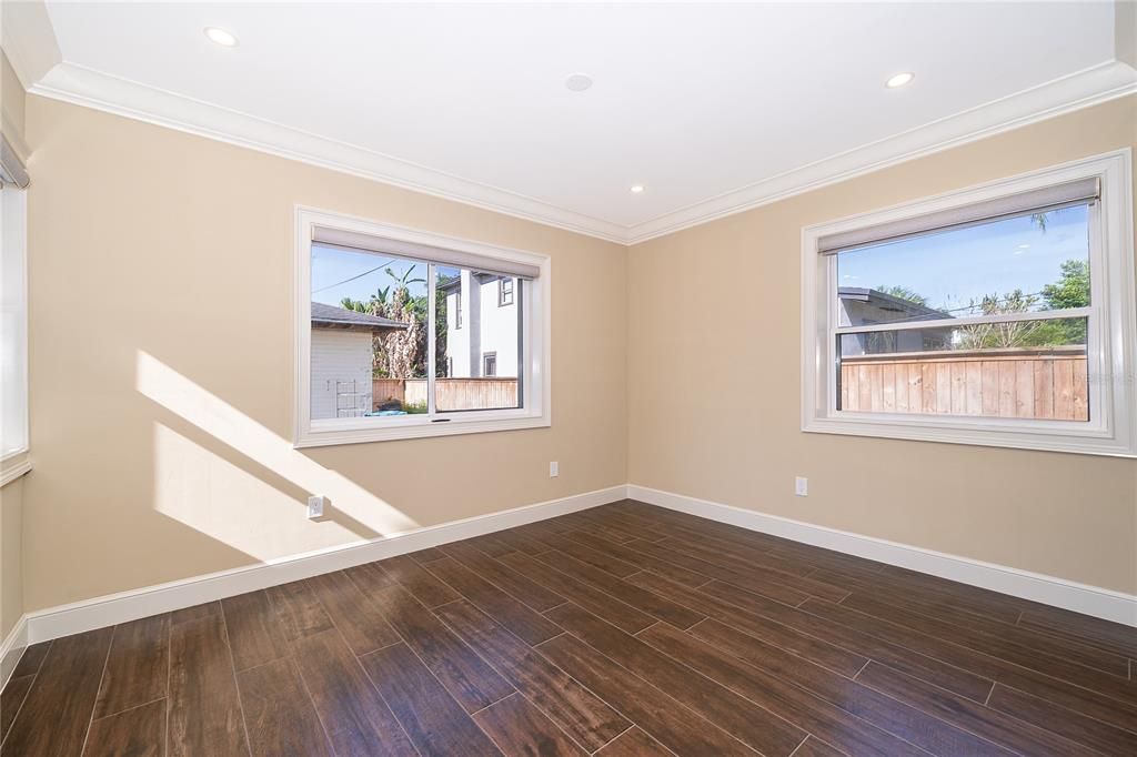 For Rent: $2,400 (2 beds, 1 baths, 964 Square Feet)