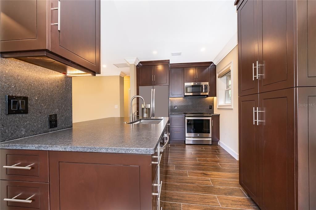 For Rent: $2,400 (2 beds, 1 baths, 964 Square Feet)
