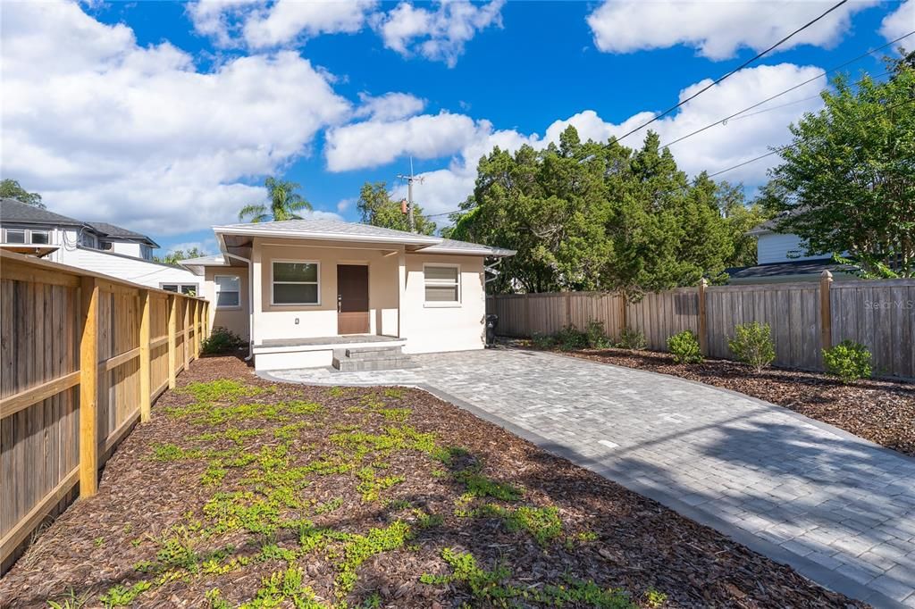 For Rent: $2,400 (2 beds, 1 baths, 964 Square Feet)