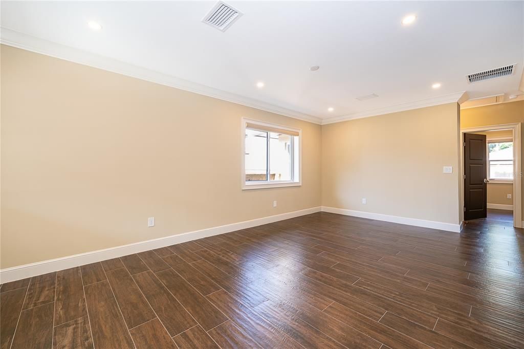 For Rent: $2,400 (2 beds, 1 baths, 964 Square Feet)