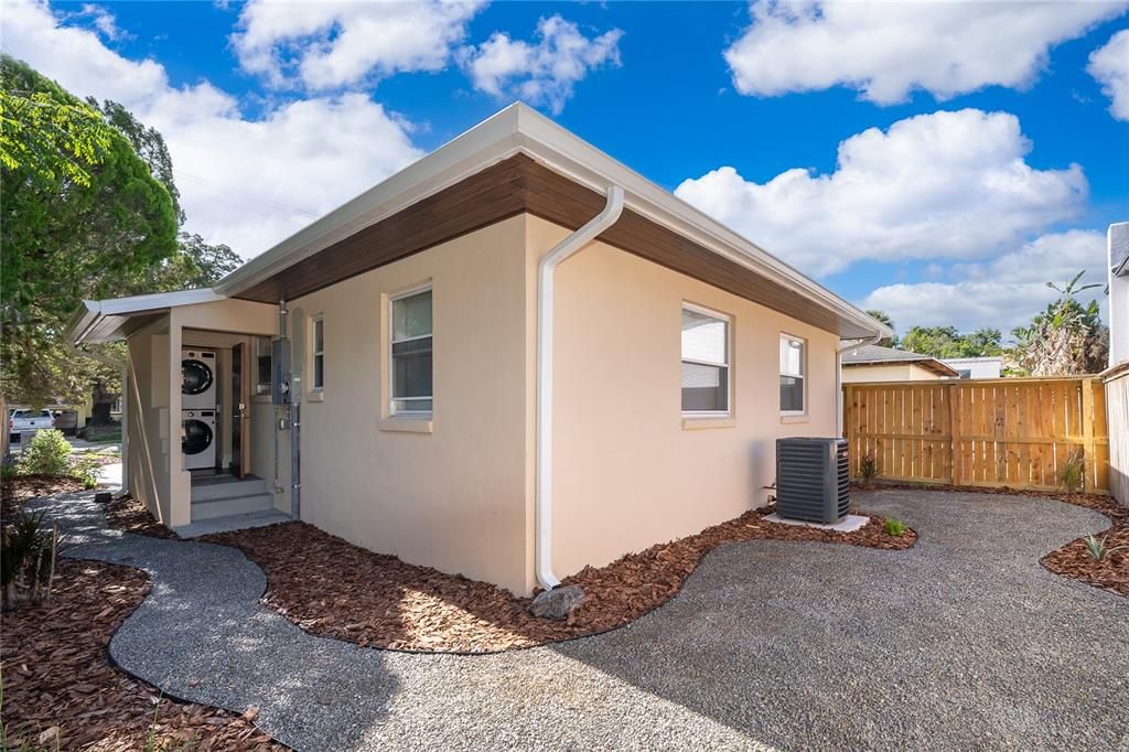 For Rent: $2,400 (2 beds, 1 baths, 964 Square Feet)