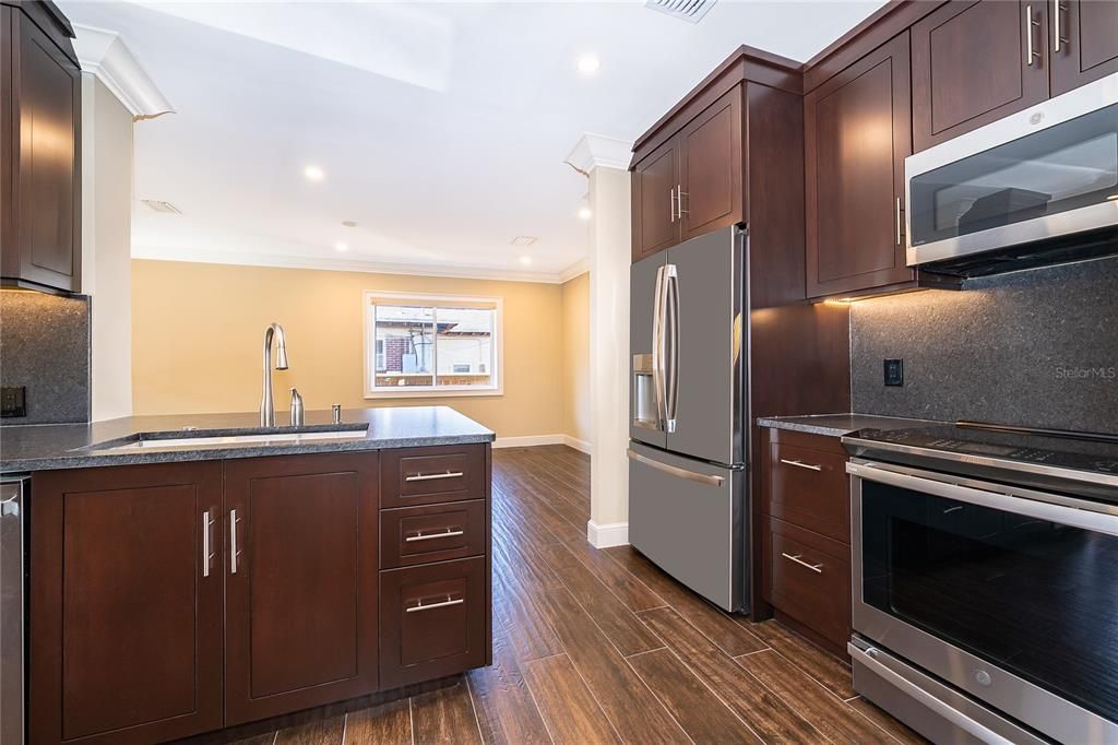For Rent: $2,400 (2 beds, 1 baths, 964 Square Feet)
