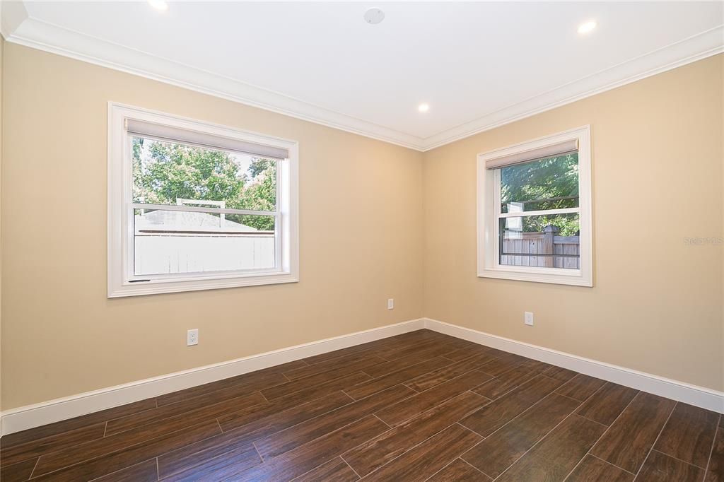 For Rent: $2,400 (2 beds, 1 baths, 964 Square Feet)