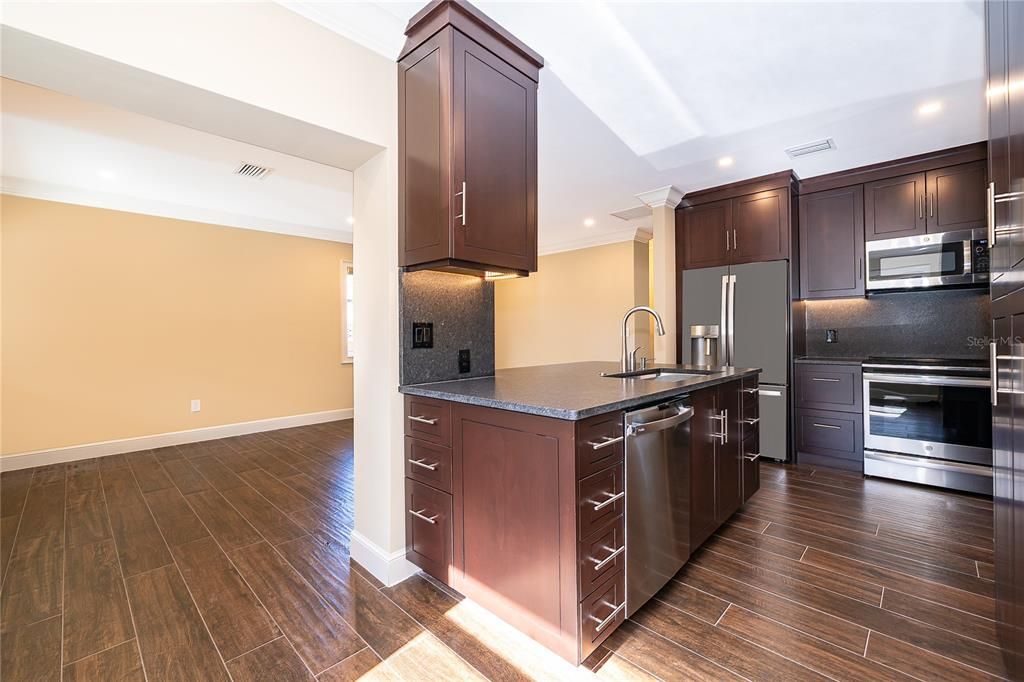 For Rent: $2,400 (2 beds, 1 baths, 964 Square Feet)