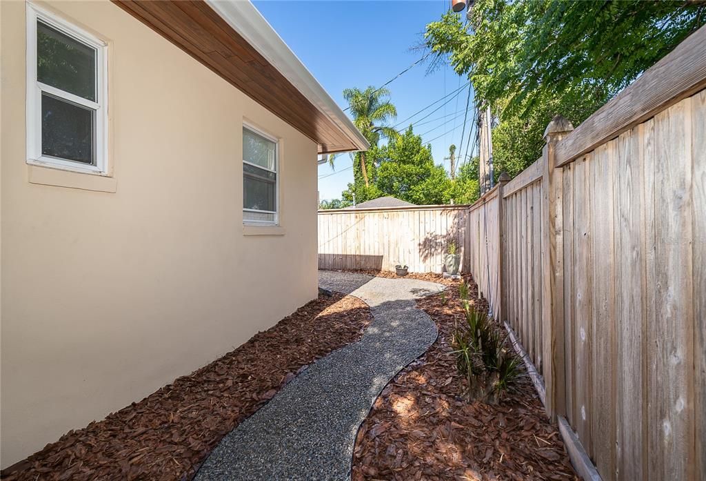 For Rent: $2,400 (2 beds, 1 baths, 964 Square Feet)