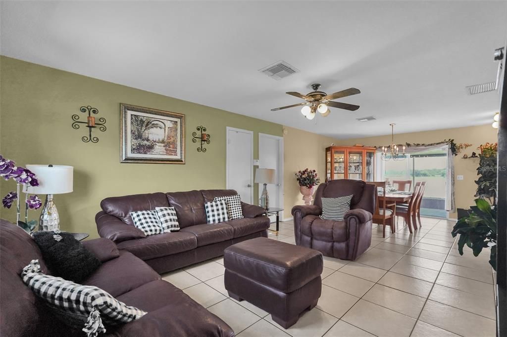 En Venta: $299,000 (2 camas, 2 baños, 1162 Pies cuadrados)