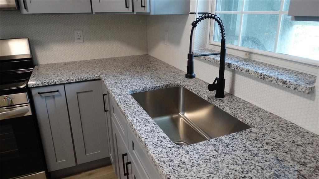 На продажу: $149,900 (2 спален, 1 ванн, 902 Квадратных фут)