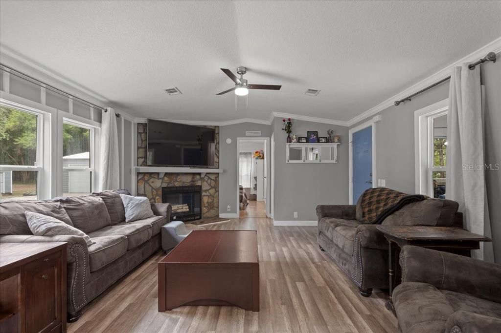 For Sale: $329,900 (2 beds, 2 baths, 1216 Square Feet)
