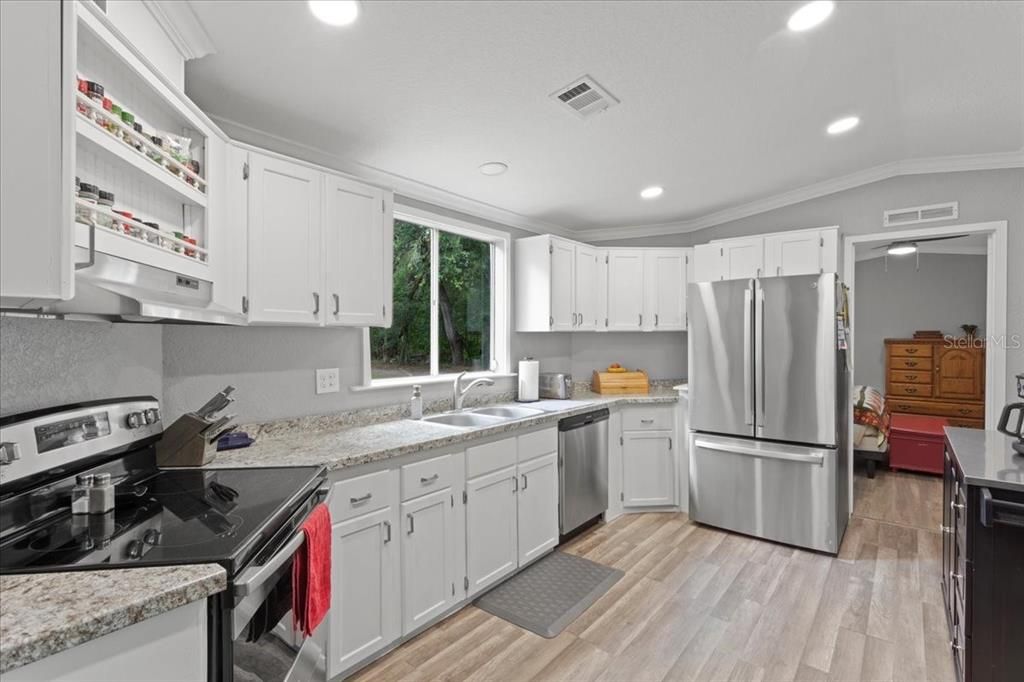 For Sale: $329,900 (2 beds, 2 baths, 1216 Square Feet)