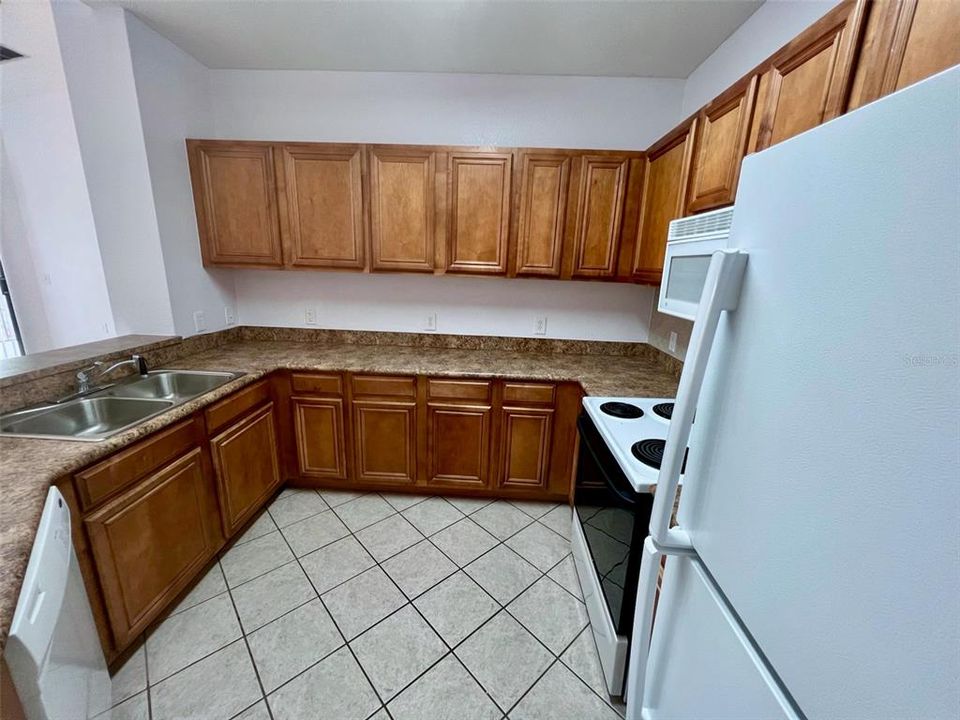 В аренду: $1,900 (3 спален, 2 ванн, 1369 Квадратных фут)