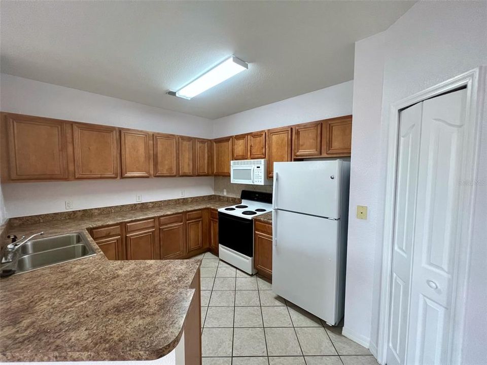 В аренду: $1,900 (3 спален, 2 ванн, 1369 Квадратных фут)