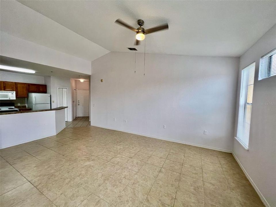 В аренду: $1,900 (3 спален, 2 ванн, 1369 Квадратных фут)