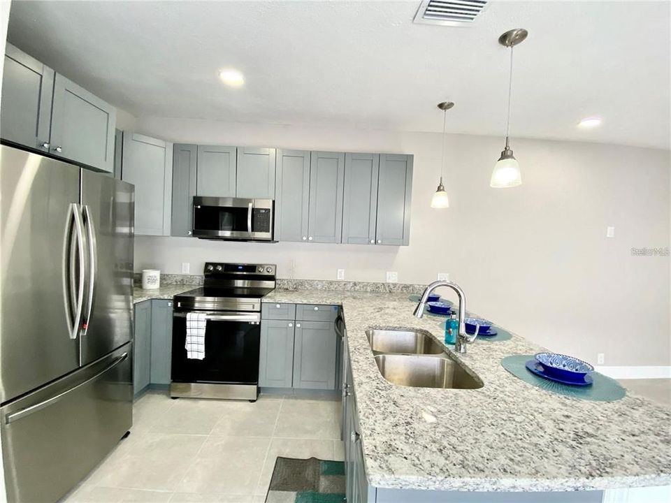 For Rent: $2,100 (2 beds, 1 baths, 700 Square Feet)
