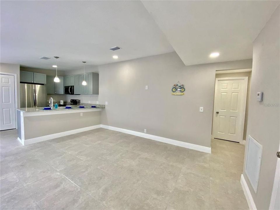For Rent: $2,100 (2 beds, 1 baths, 700 Square Feet)