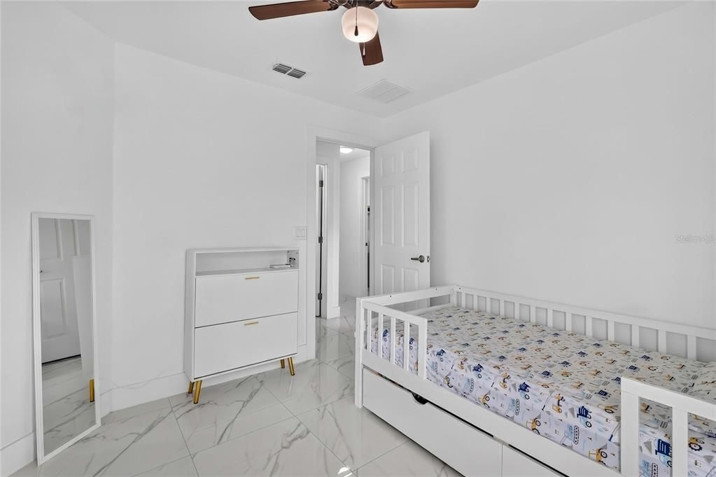 На продажу: $349,900 (3 спален, 2 ванн, 1318 Квадратных фут)