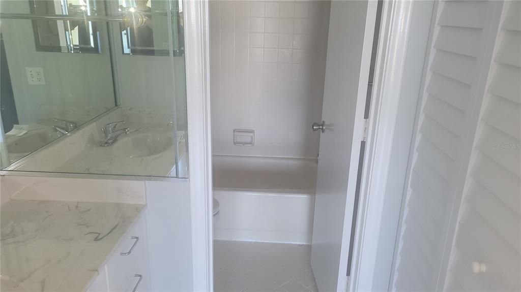 En Venta: $264,900 (2 camas, 2 baños, 915 Pies cuadrados)