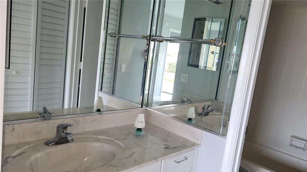 En Venta: $264,900 (2 camas, 2 baños, 915 Pies cuadrados)
