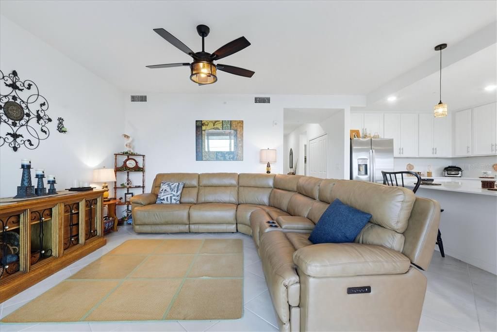 For Sale: $285,000 (2 beds, 2 baths, 1149 Square Feet)