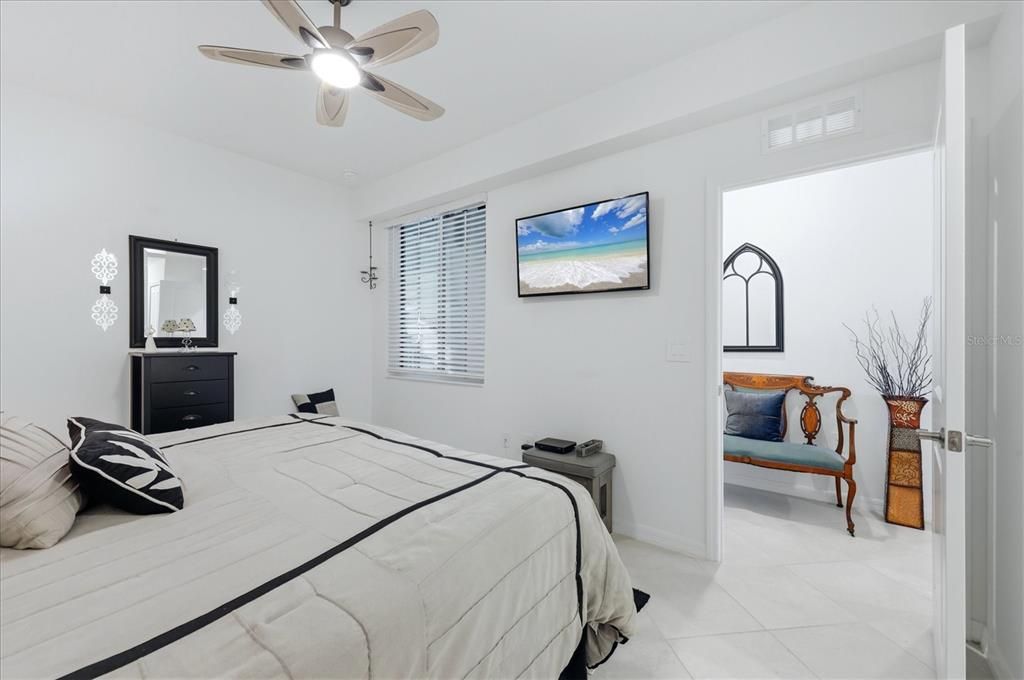 For Sale: $285,000 (2 beds, 2 baths, 1149 Square Feet)
