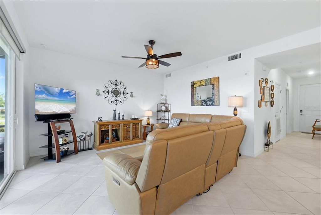 For Sale: $285,000 (2 beds, 2 baths, 1149 Square Feet)