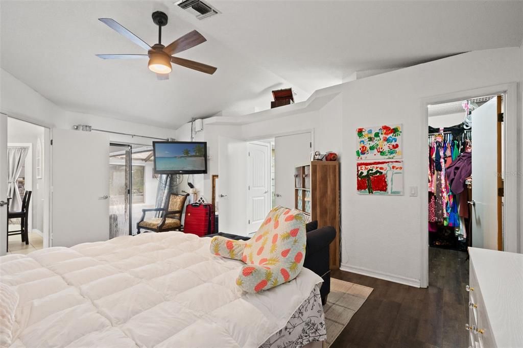 For Sale: $399,900 (4 beds, 2 baths, 2328 Square Feet)