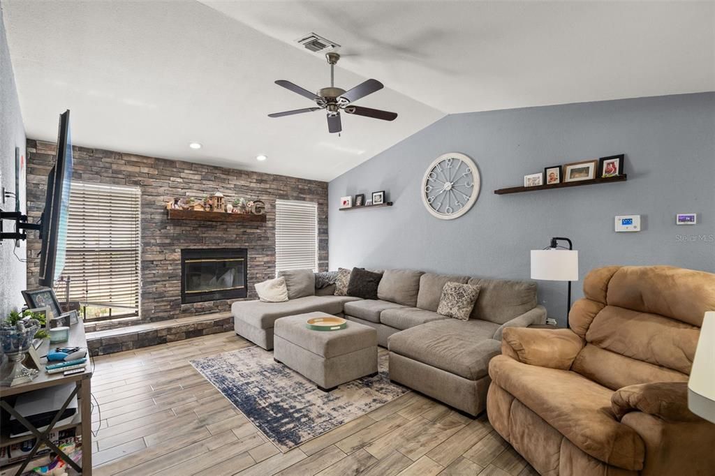 For Sale: $399,900 (4 beds, 2 baths, 2328 Square Feet)