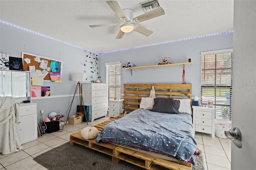 For Sale: $399,900 (4 beds, 2 baths, 2328 Square Feet)