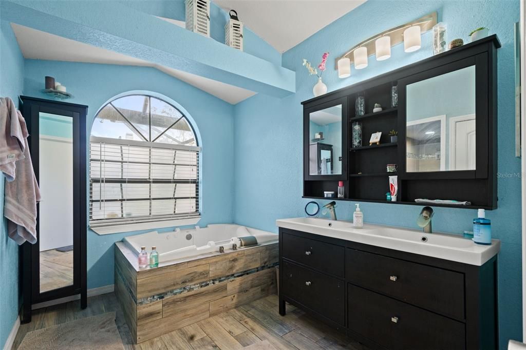 For Sale: $399,900 (4 beds, 2 baths, 2328 Square Feet)